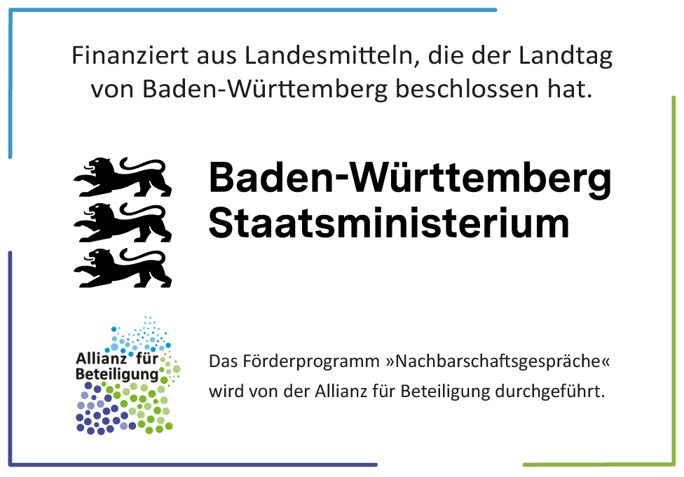 Hinweis zur Förderung: „Finanziert aus Landesmitteln, die der Landtag von Baden-Württemberg beschlossen hat.“ Daneben das Logo des Baden-Württemberg Staatsministeriums mit drei stilisierten Löwen. Unten links das Logo der Allianz für Beteiligung. Begleittext: „Das Förderprogramm ‚Nachbarschaftsgespräche‘ wird von der Allianz für Beteiligung durchgeführt.“